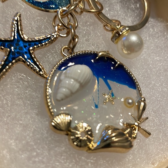 Seashells Beach Dolphin Starfish Sanddollar Beautiful Keychain Bag Charm - Picture 3 of 7